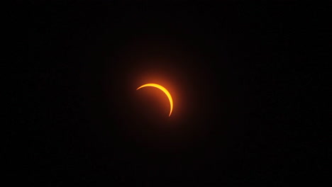 zoom-out en la pizca de luz solar después de la fase de totalidad se hace durante un eclipse solar