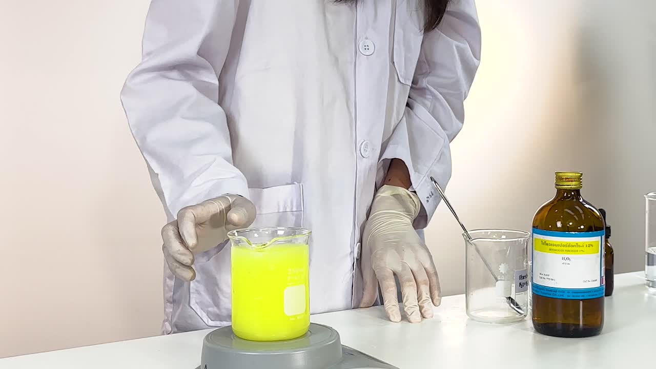 demostración de reacción química con cambio de color