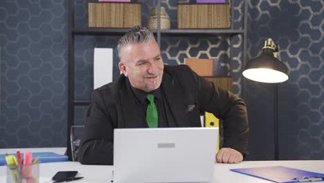 un hombre de negocios alegre riendo juguetón.
