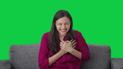 mujer india que tiene un ataque al corazón pantalla verde