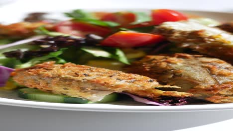ensalada de corazones de alcachofa fritos
