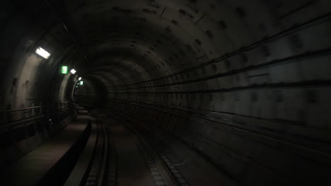 movendo-se através do túnel subterrâneo