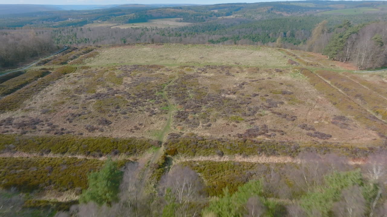 римский лагерь коуторн, пикеринг, аэрофотосъемка, национальный парк северные йоркские болота, быстрый переход к земляным работам в римском лагере