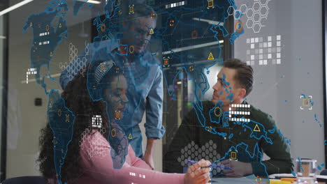 animación del mapa del mundo y procesamiento de datos sobre diversos colegas discutiendo juntos en la oficina