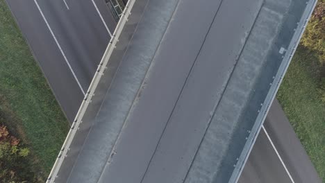 por encima de la foto de un dron de un gran cruce de carreteras y autopistas, cruce de ciclistas de montaña debajo