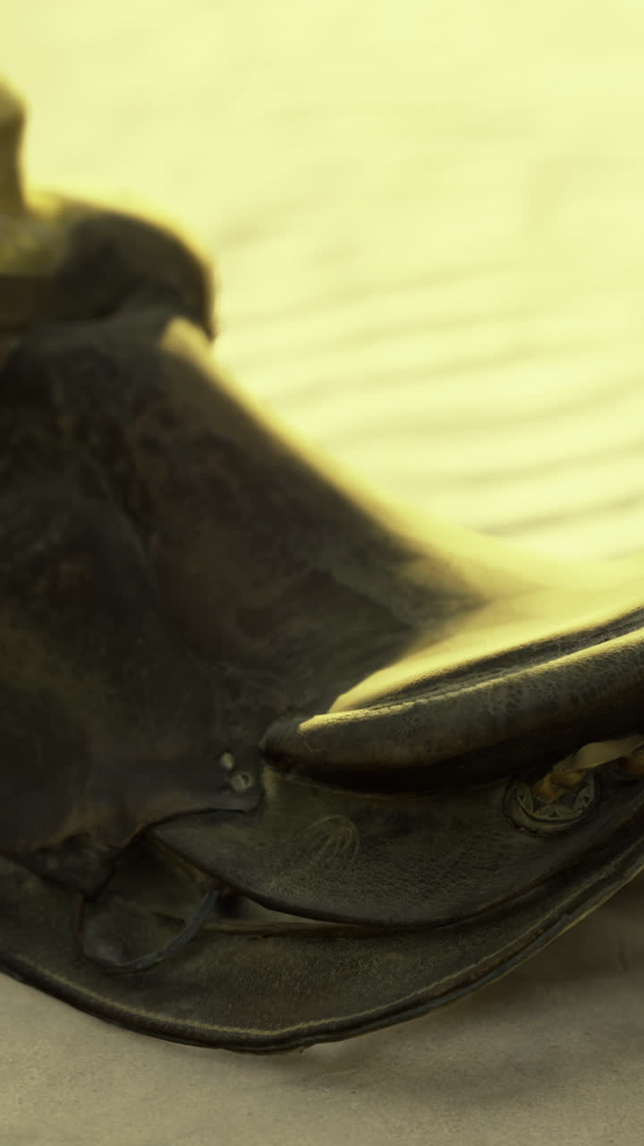Bellezza senza tempo di una vecchia sella da cowboy illuminata dalla luce dorata