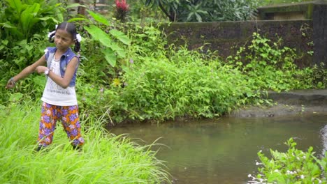 Niña-Pescando-En-El-Estanque-Hierba-Verde