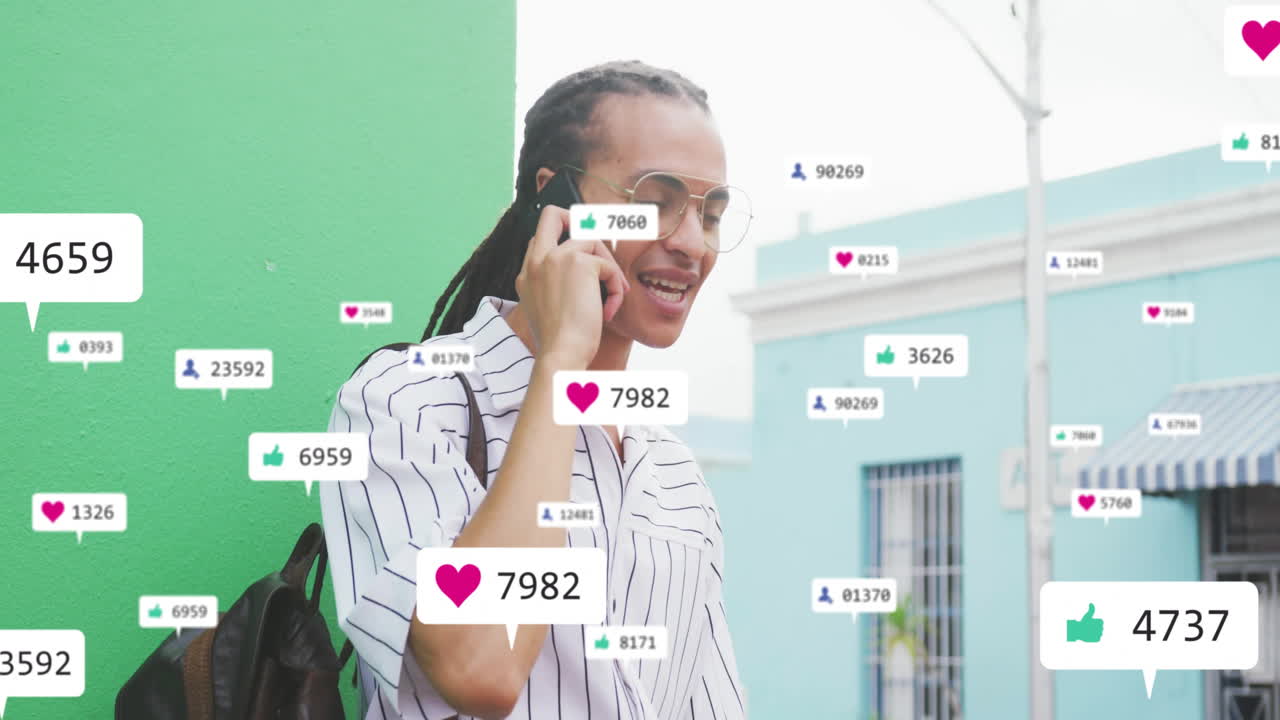 hablar en el teléfono inteligente al aire libre, gustos y notificaciones en las redes sociales, aparición de animación