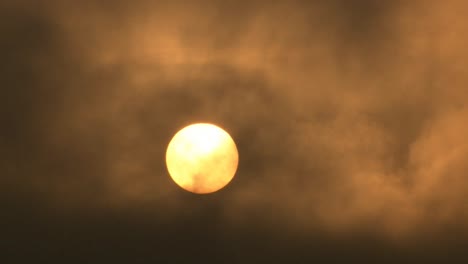 Sonne-Geht-Auf,-Dunkle-Wolken-Fliegen-Durch