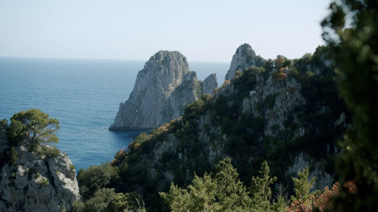 hermosa vista de los faraglioni, en capri, desde un punto inesperado durante un día soleado de primavera