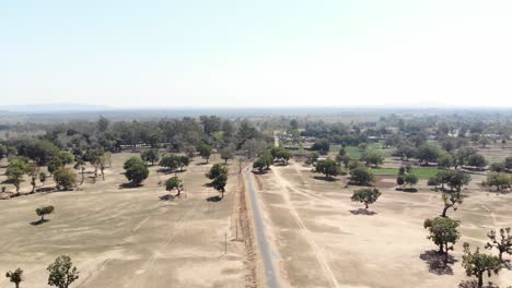 Toma-Aérea-De-Tierras-áridas-Y-áridas-Con-Carretera-Asfaltada-En-La-Aldea-De-Charu-En-Chatra,-Jharkhand,-India