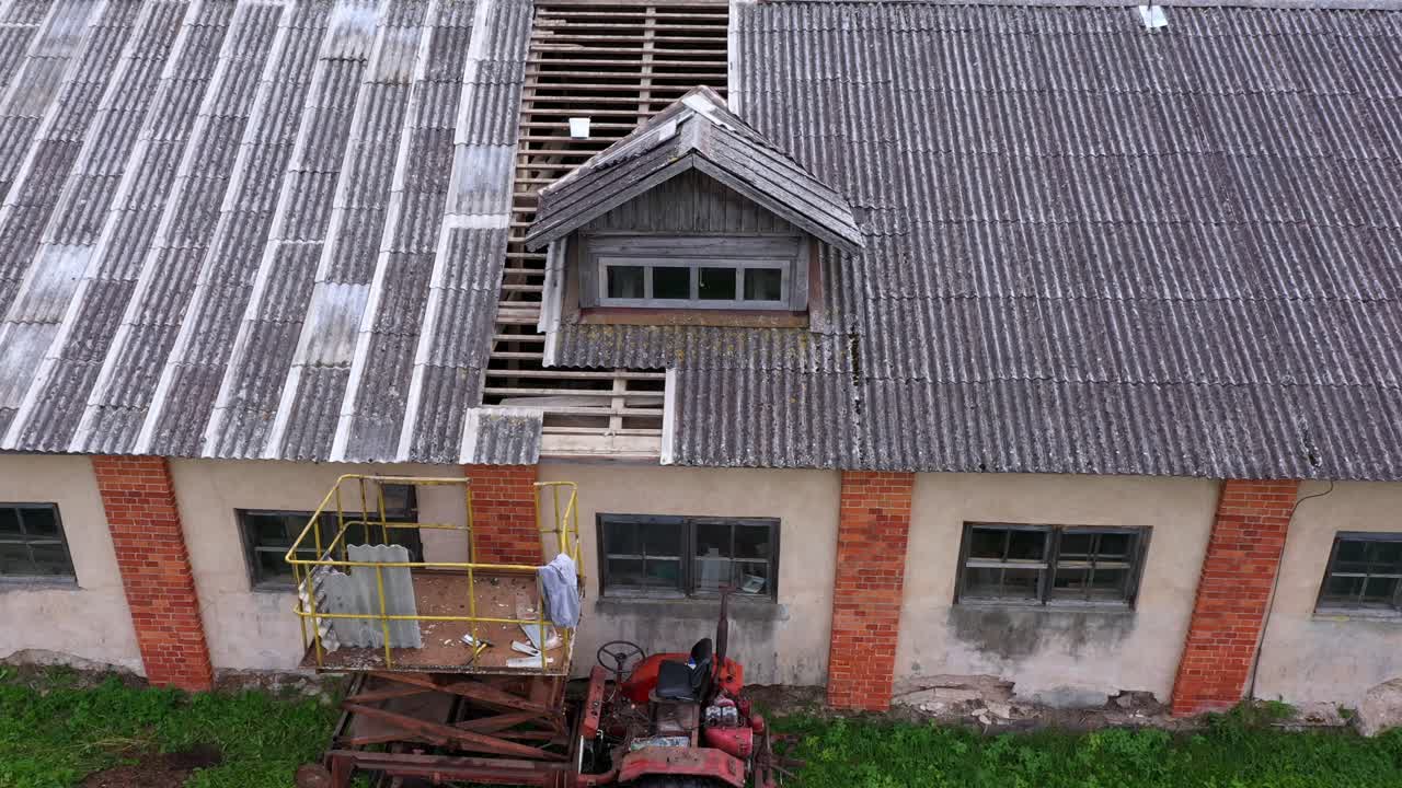 elevador de tijera para reemplazar el techo de asbesto en la renovación del almacén del granero, antena agrícola
