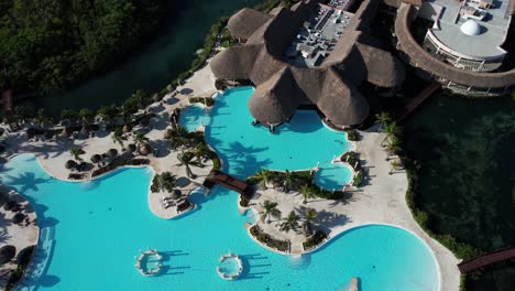 Hotel-Tropical-De-Lujo-Y-Spa-En-México,-Vista-Aérea-A-Vista-De-Pájaro-De-La-Piscina-Y-Lluvia