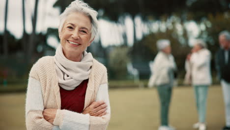 cara, mujer anciana y brazos cruzados en la naturaleza