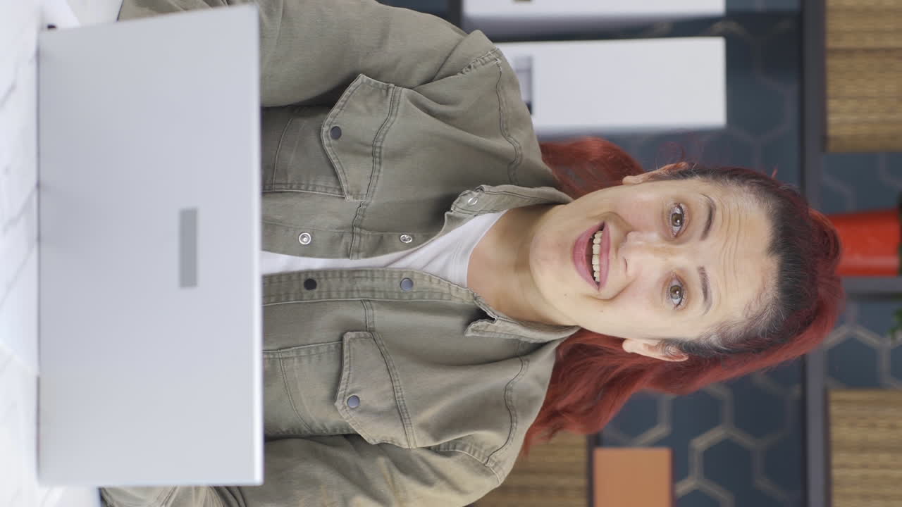 video vertical del retrato de una mujer de negocios alegre.