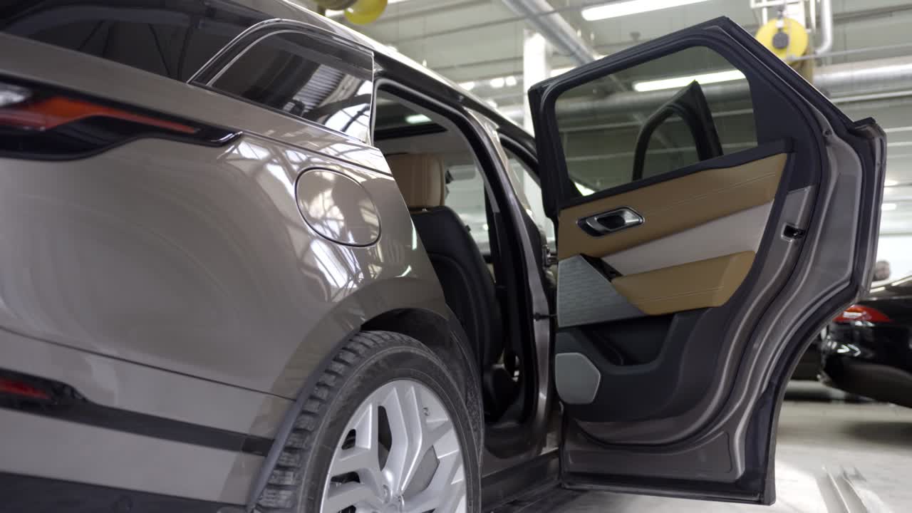 серый внедорожник с открытой дверью в гараже