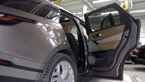 suv gris con puerta abierta en un garaje