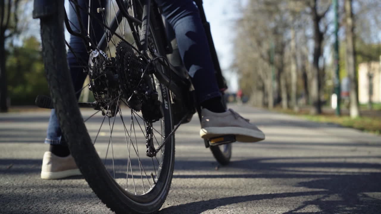 Mounting a bicycle and starting to ride in an avenue