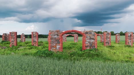 Ruinas-De-Un-Antiguo-Edificio-Que-Parece-Stonehenge,-Smiltene,-Letonia