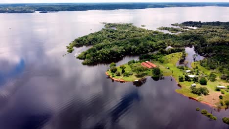 aguas oscuras del rio negro y tierras de cultivo