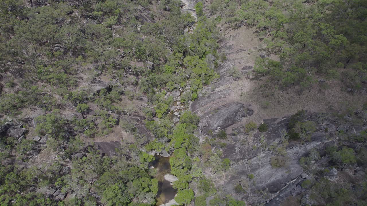 vuelo de drones sobre el paisaje en emerald creek falls en mareeba, australia