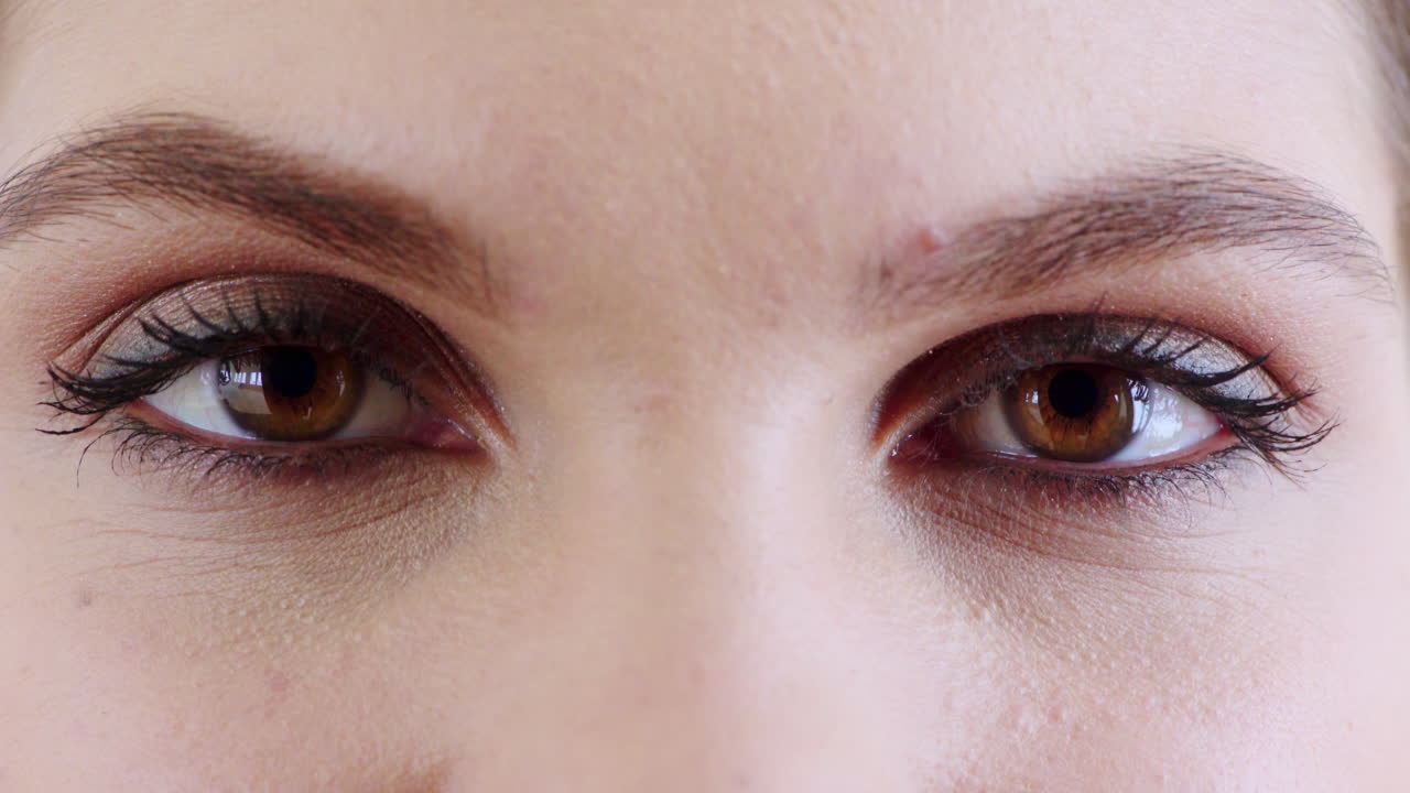 ojos, zoom y pestañas de mujer con facial