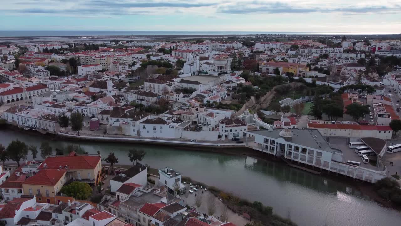 Vista aérea de la Ciudad de Tavira, Algarve - Portugal.