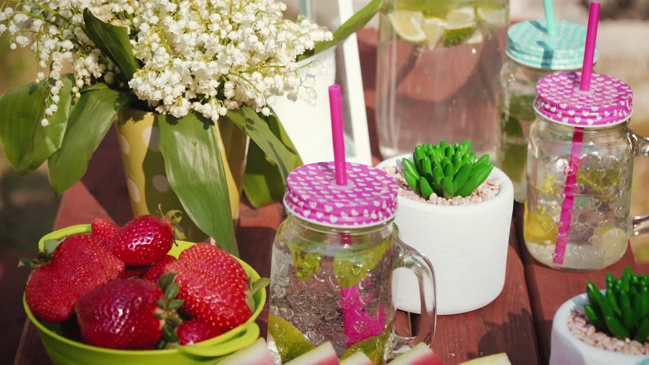 매운 과일 과 맛있는 레모네이드 가 있는 피크닉 테이블