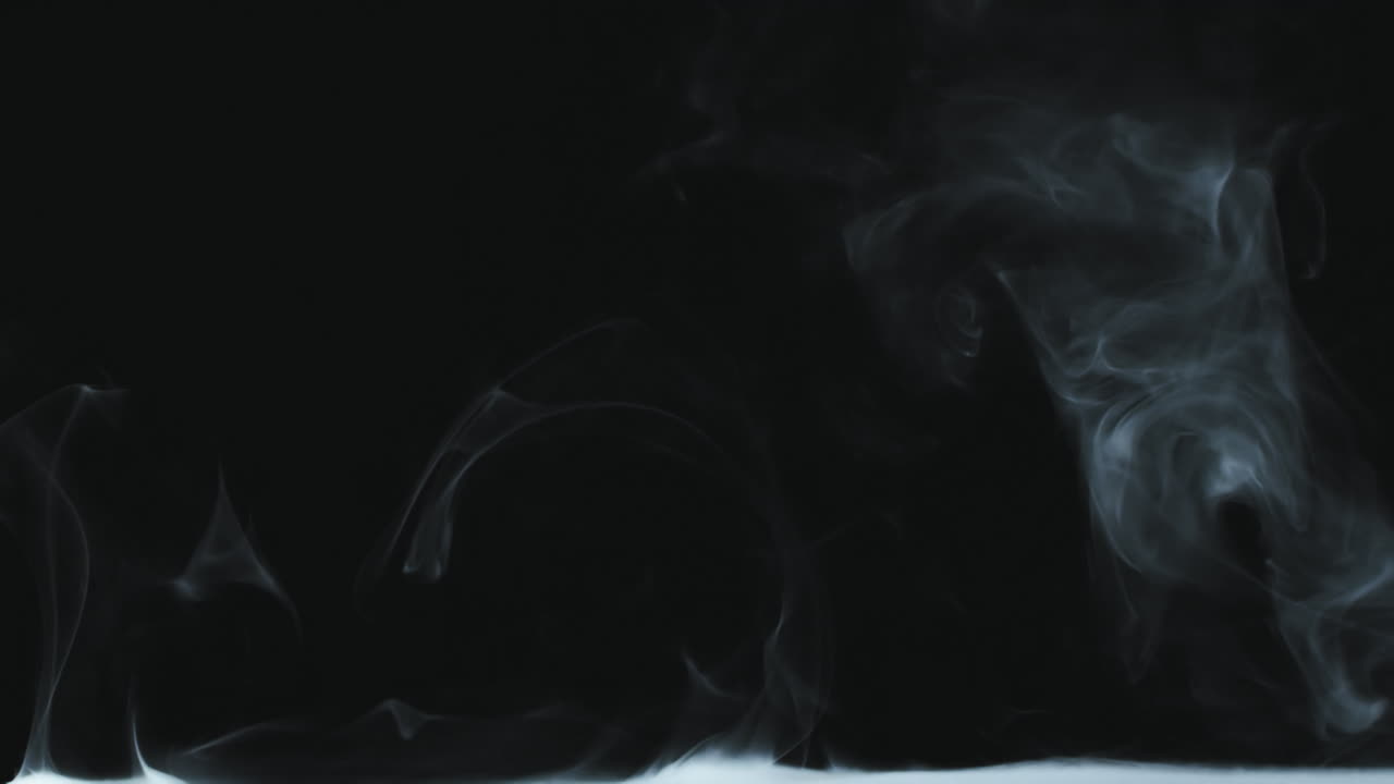 어두운 배경에 추상 연기