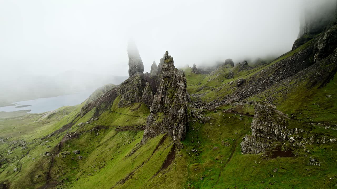 se desvanece blanco en la densa niebla disparado en el viejo de storr, isla de skye escocia