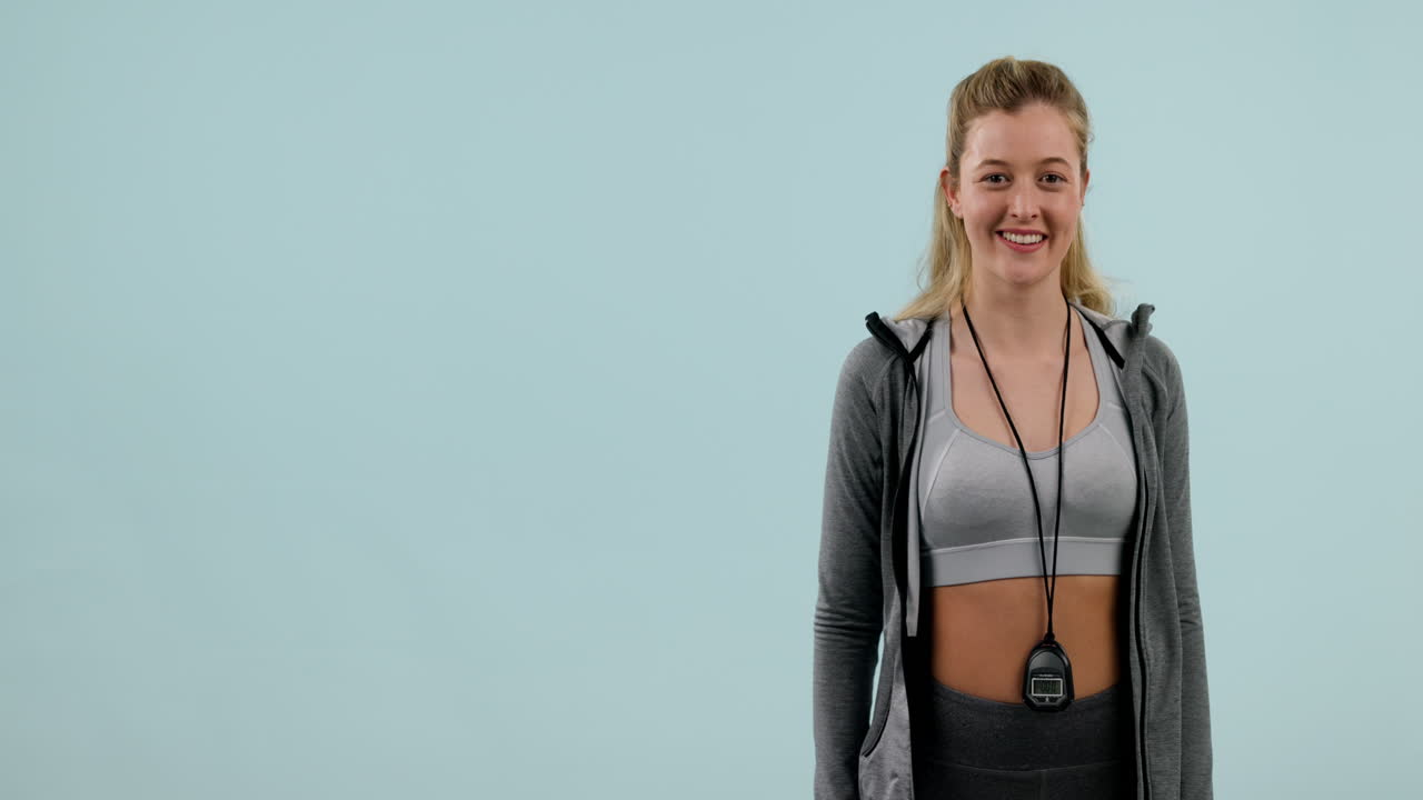 mujer está señalando, gimnasio o información de fitness