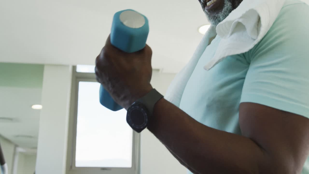 video de hombres afroamericanos mayores haciendo ejercicio en el gimnasio