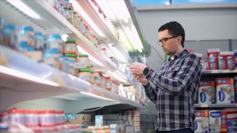 hombre comprando comida para bebés en un supermercado