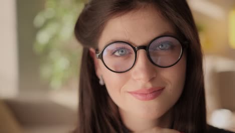 mujer con gafas