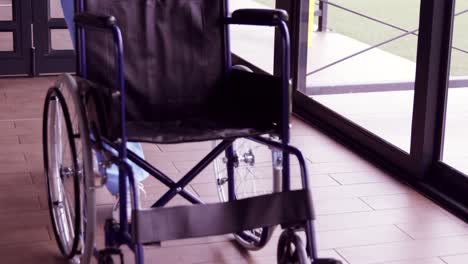 personal de enfermería que trae silla de ruedas
