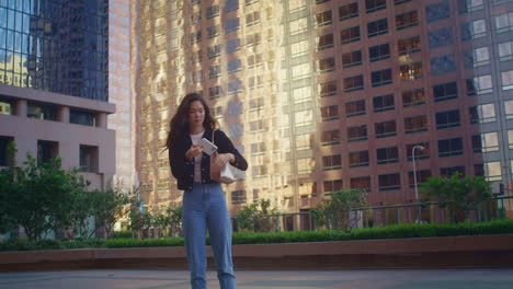 mujer tomando fotos de edificios sacando teléfono de la bolsa. turista asiático usa gadget.