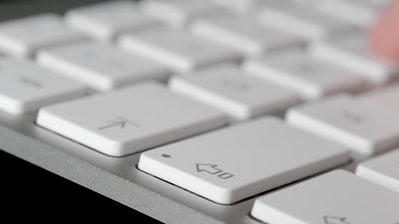 escribiendo en el teclado, presionando los botones shift y bloqueo de mayúsculas