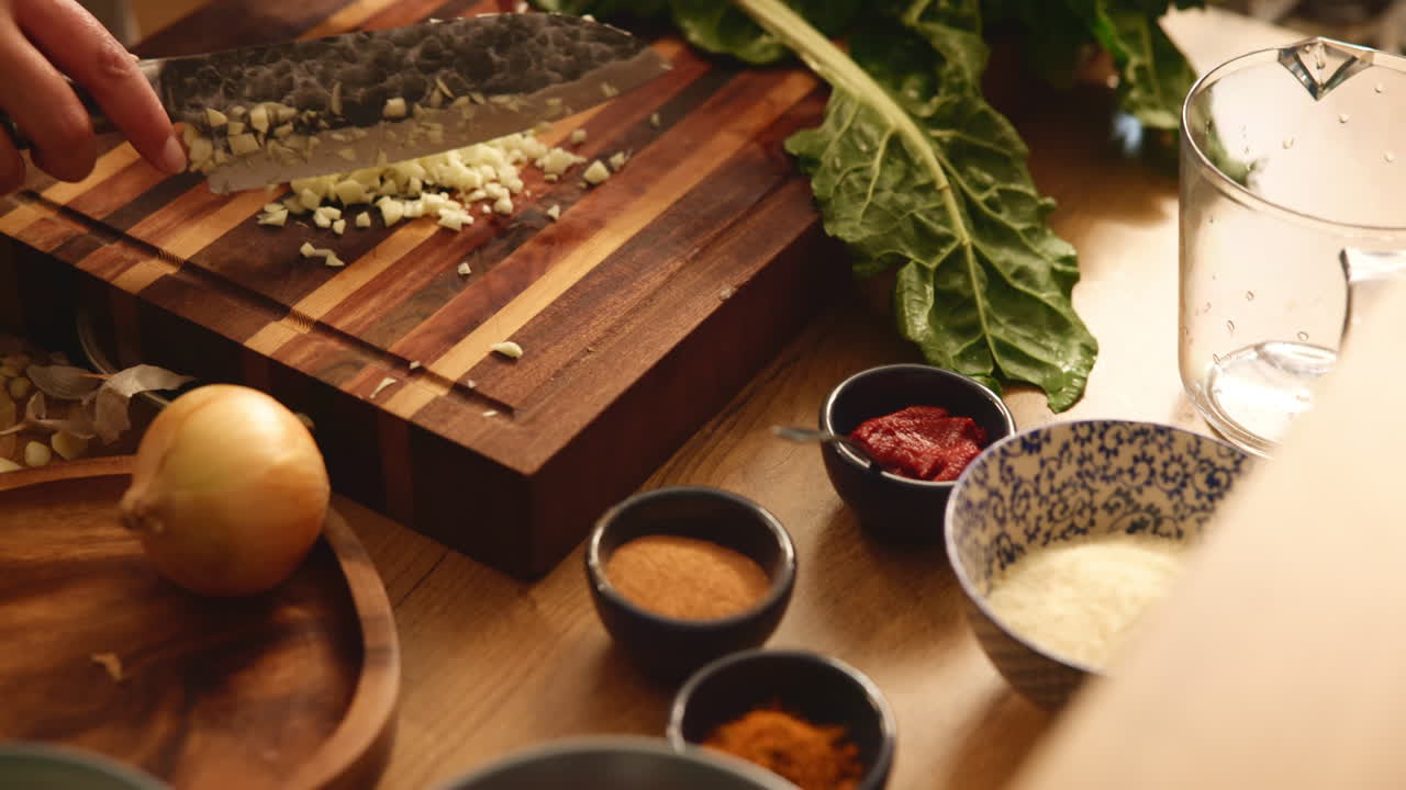 부에서 마늘을 잘라내는 여자