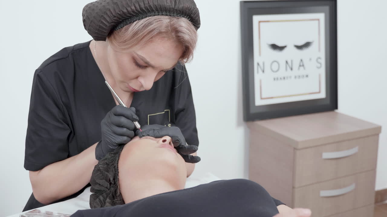 Microblading-Behandlung in einem Schönheitssalon
