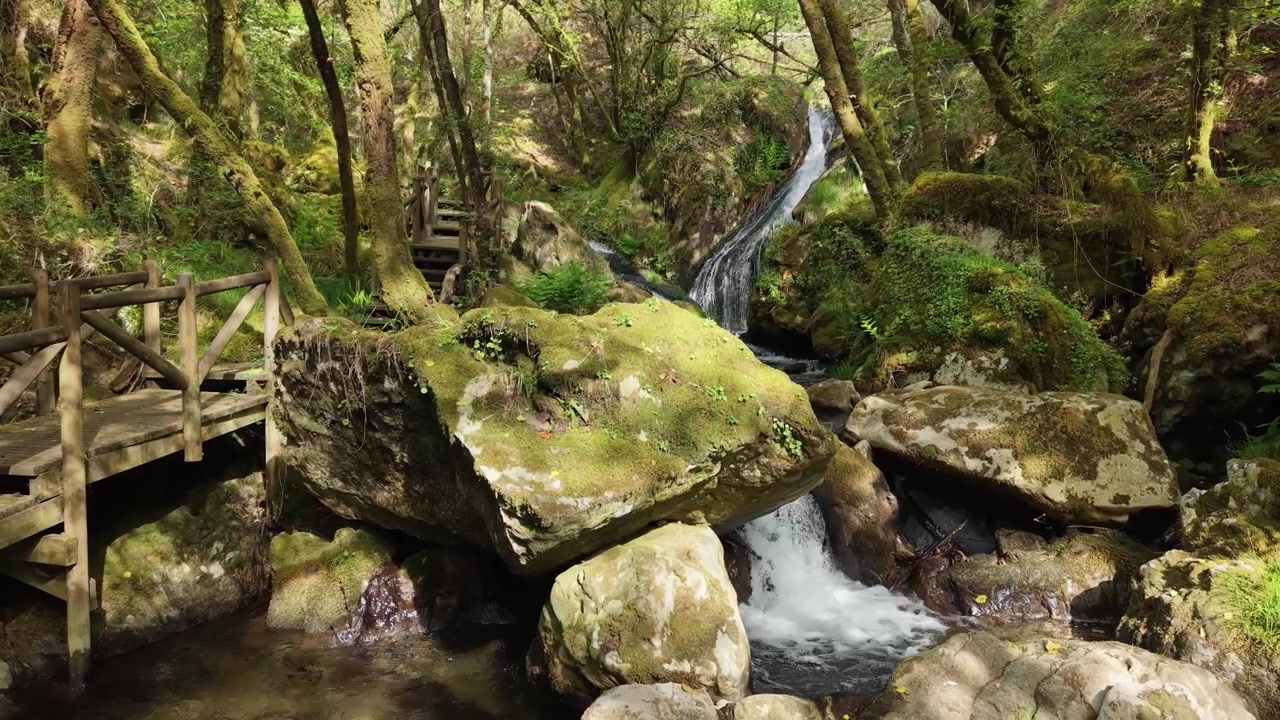 Sentieri escursionistici con le cascate di Raxoi sul fiume Valga a Pontevedra, Galizia, Spagna. Ripresa aerea