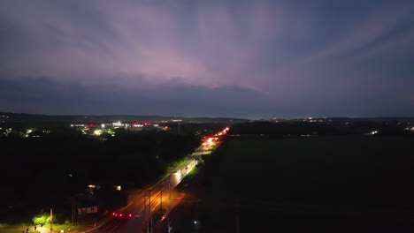el relámpago ilumina el cielo nocturno sobre springdale, arkansas, estados unidos