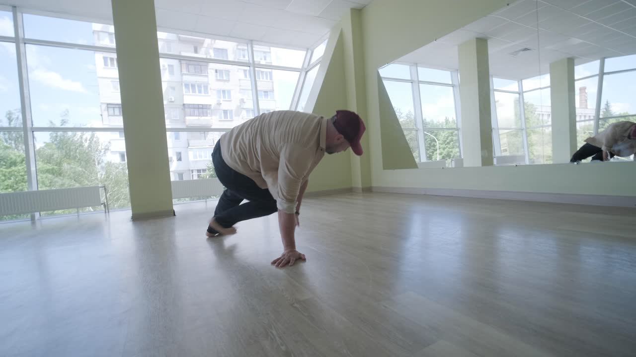 현대적인 스튜디오에서 브레이크 댄스를 하는 남자