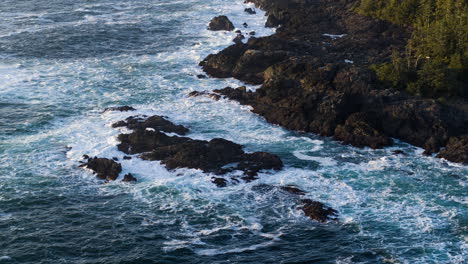 Drohnenvideo-Bei-Sonnenuntergang-In-Ucluelet,-British-Columbia,-Kanada-über-Dem-Meer-Und-Dem-Wald