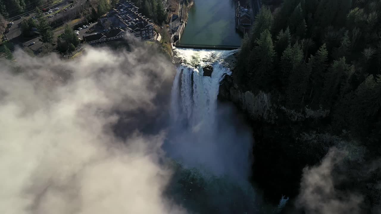 vista aérea de salish lodge and spa cerca de las cataratas y el río snoqualmie en el estado de washington, estados unidos