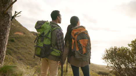 pareja, senderismo y vista en la montaña para el fitness