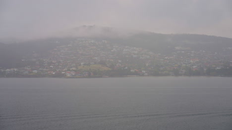 Nebliger-Hobart-Küstenskyline-Blick-Vom-Derwent-River-An-Bewölktem,-Bewölktem-Tag,-4K-Tasmanien-Zeitlupe