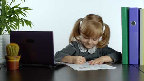 Online-Lernen,-Fernunterricht,-Unterricht-Zu-Hause.-Mädchen-Macht-Schulprogramm-Online-Am-Computer