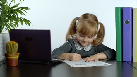 Aprendizaje-En-Línea,-Educación-A-Distancia,-Lección-En-Casa.-Niña-Haciendo-Programa-Escolar-En-Línea-En-La-Computadora