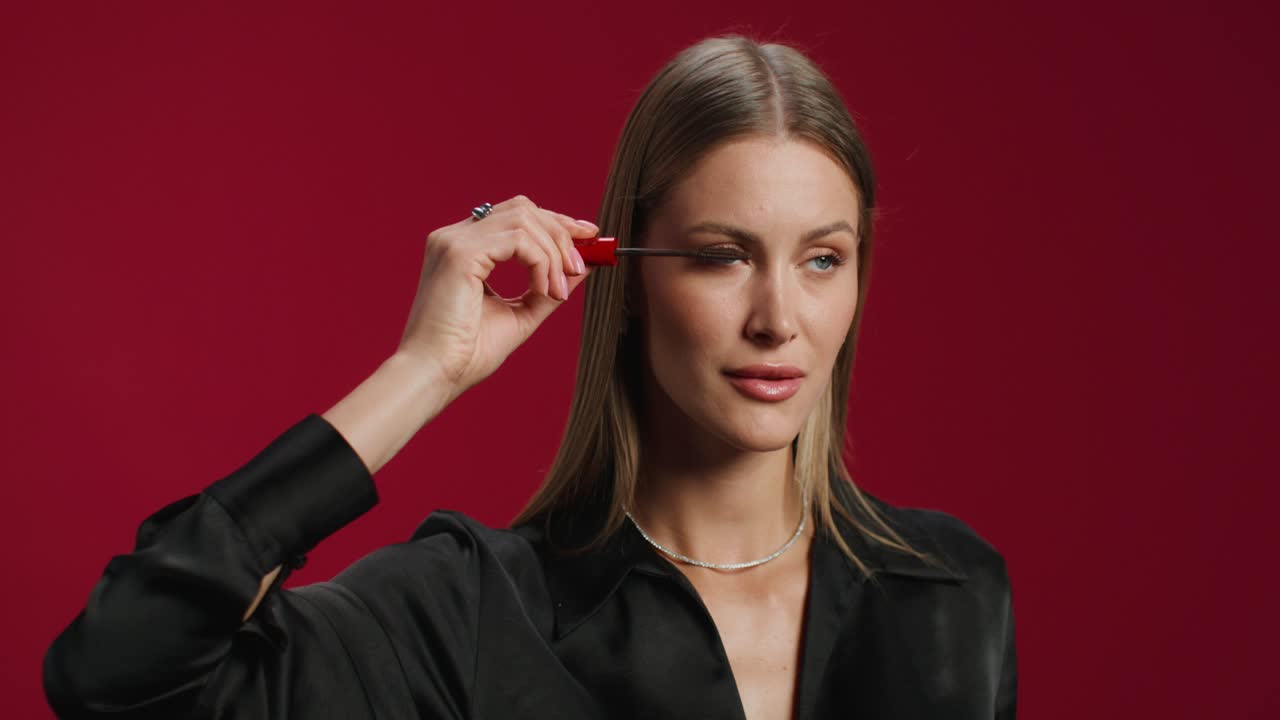 화장을 하는 여자