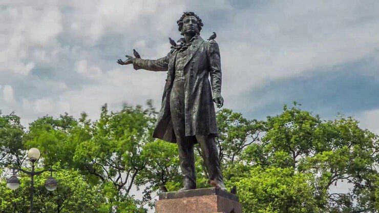 Timelapse hyperlapse del Monumento ad Alexander Pushkin in Piazza delle Arti (Ploshchad Iskusstv) di fronte al Museo Russo (Palazzo Mikhailovsky) a San Pietroburgo, Russia.